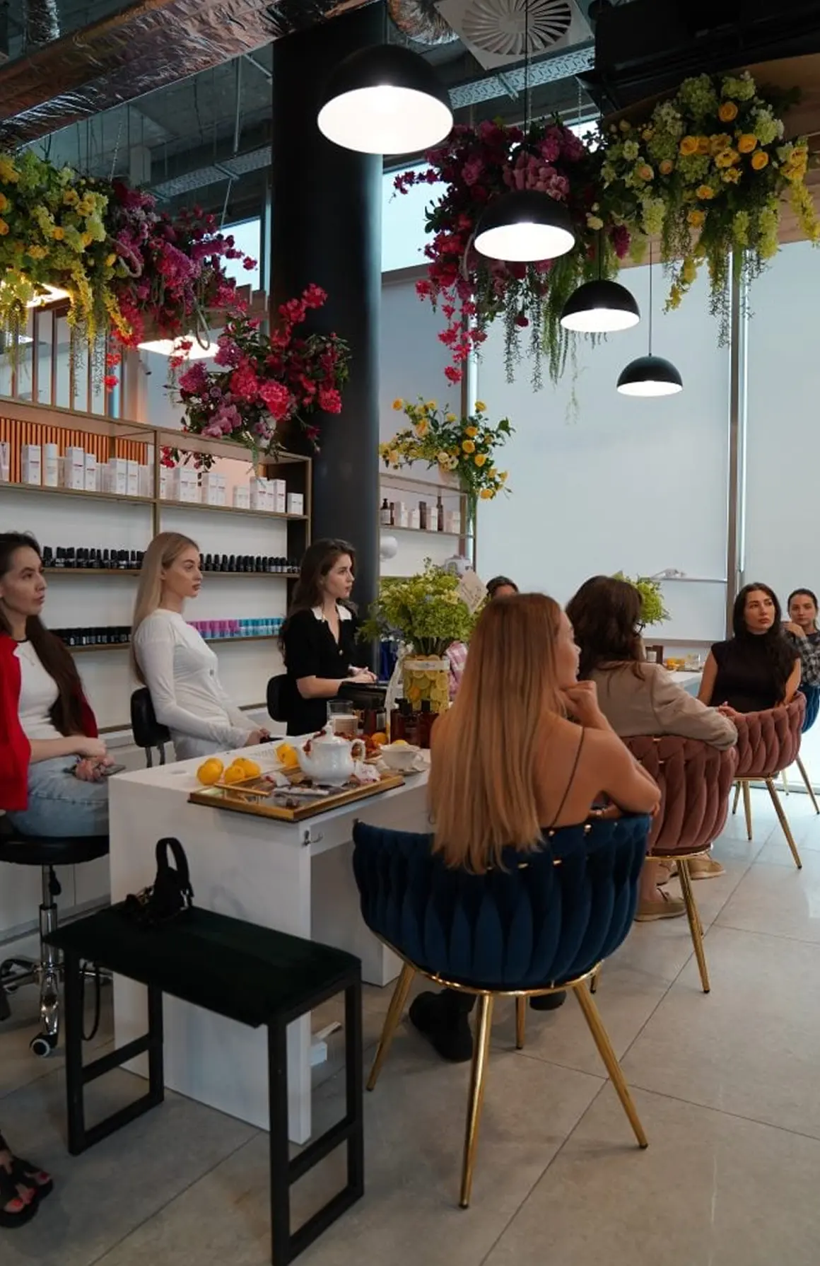 Інтер'єр салону Leo Beauty Club