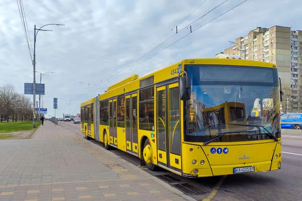 У Києві після нічної атаки РФ змінили рух автобусів
