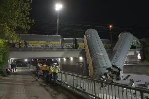 В Германии грузовой поезд сорвался с моста, есть пострадавший