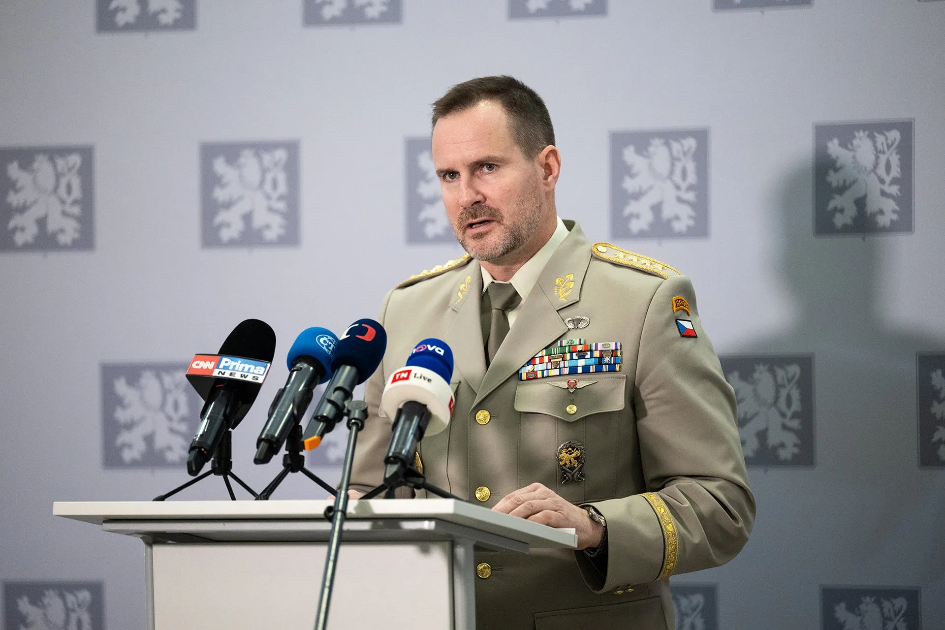 Міністр оборони Чехії покарав начальника генштабу, який хотів передати Україні літаки