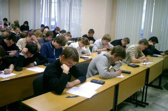 В РФ школярів масово спрямовують до коледжів і ПТУ через кадровий голод на заводах