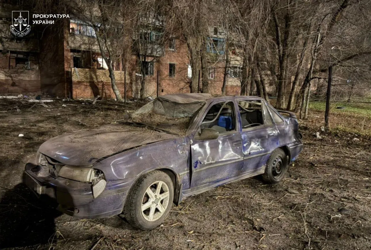 Фото: Російські загарбники скинули авіабомбу поблизу багатоповерхівки у Словʼянську