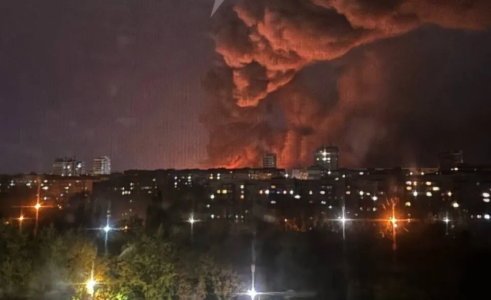 Відео: У Донецьку після вибуху сталася велика пожежа Відео: У Донецьку після вибуху сталася велика пожежа