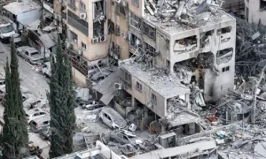 Найбільший авіаносець світу зайшов на базу на Криті після пожежі