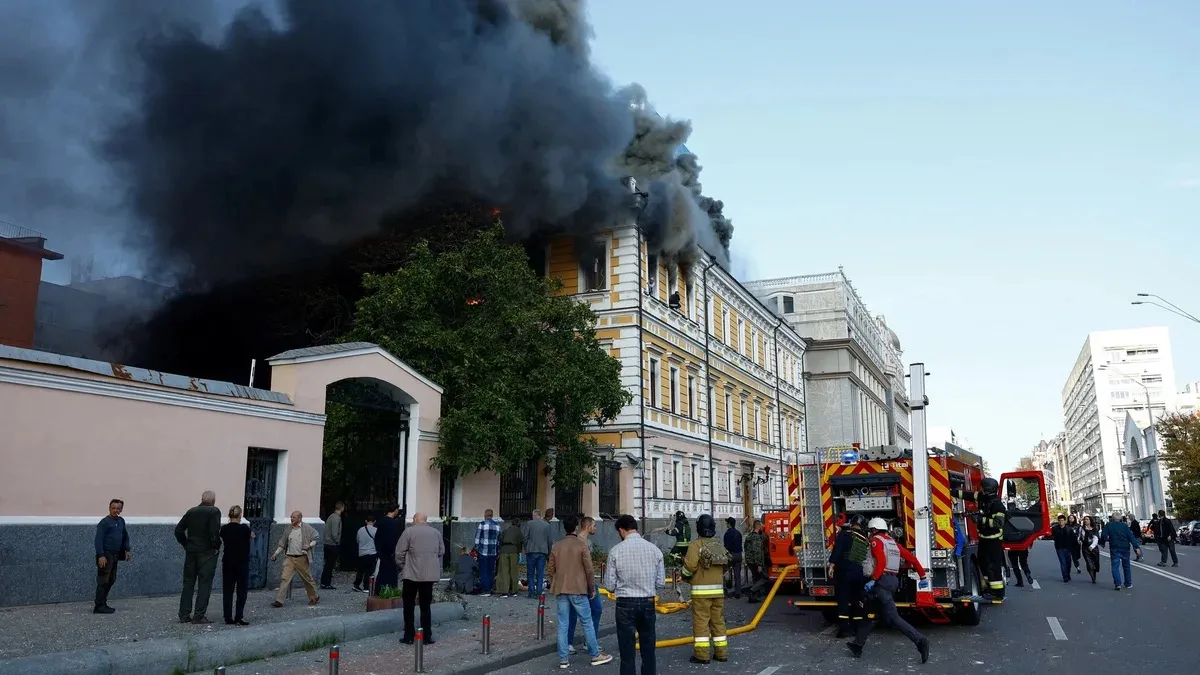 Западные СМИ показали кадры горящего здания НАН Украины в Киеве