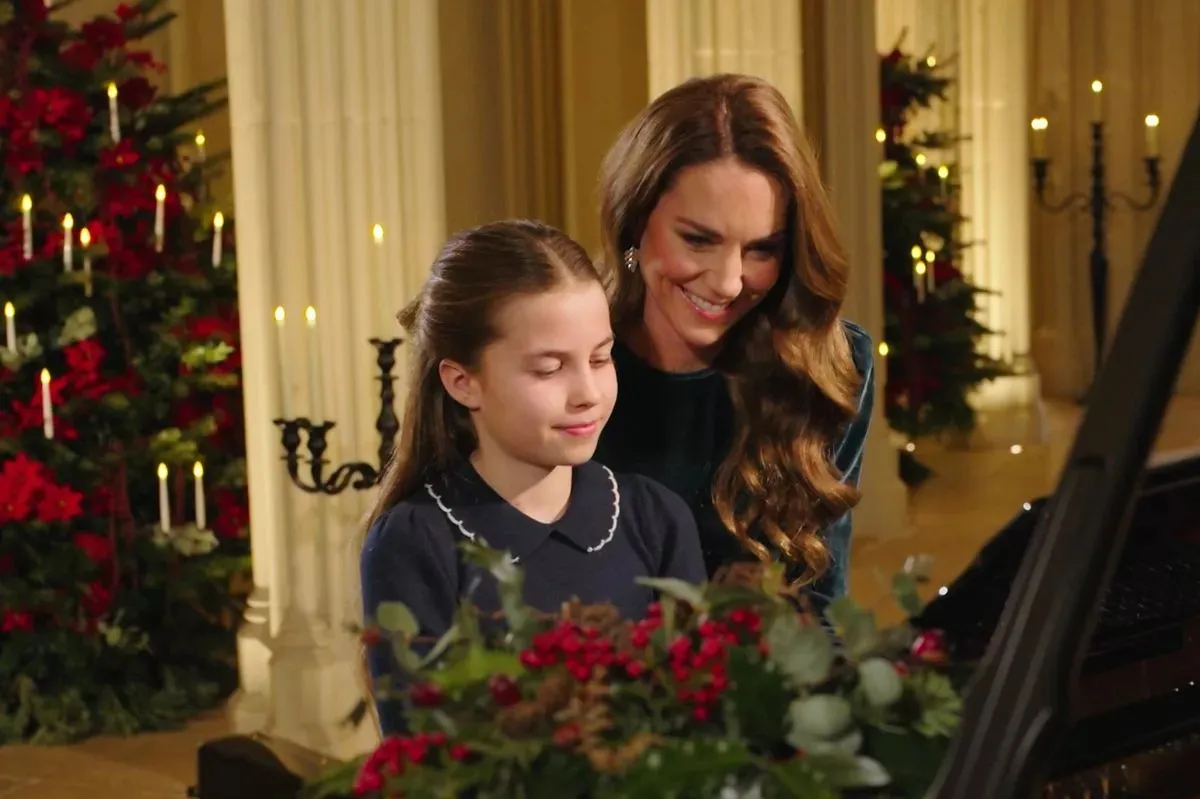 Кейт Міддлтон і принцеса Шарлотта зіграли на фортепіано ід час різдвяної служби