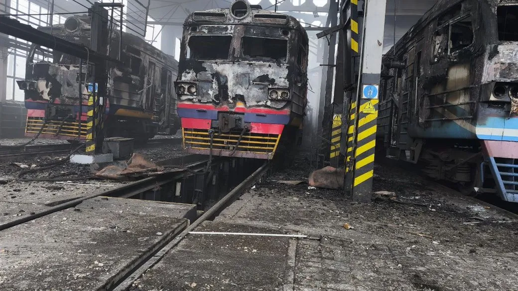 Відео: Російські окупанти пошкодили у Фастові кілька пасажирських локомотивів