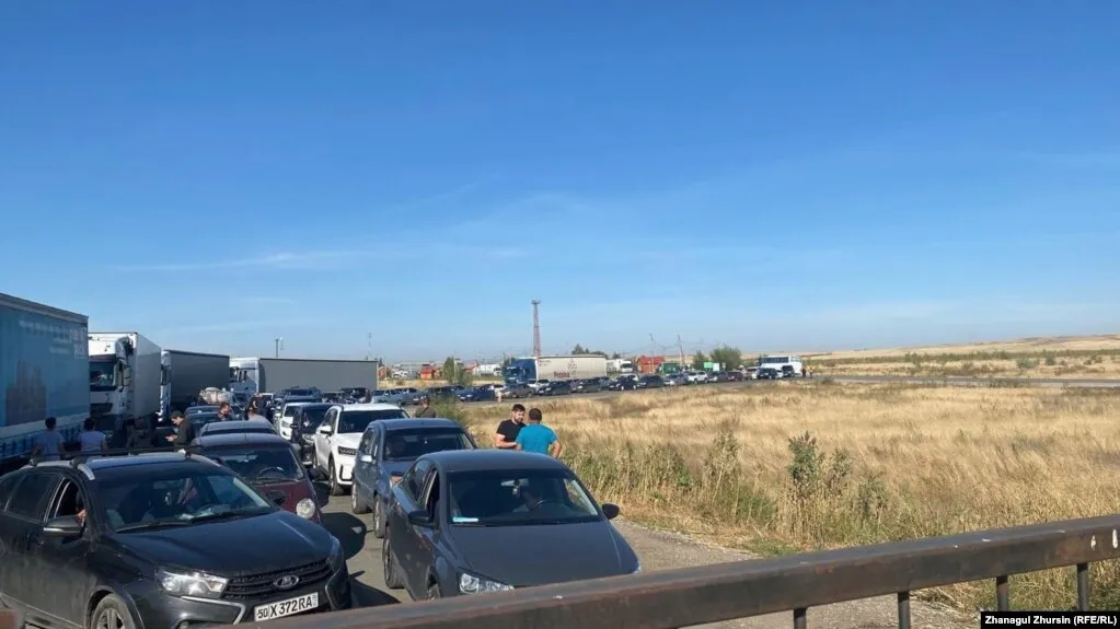 Казахстан ограничил пересечение границы на автомобилях из-за нехватки топлива