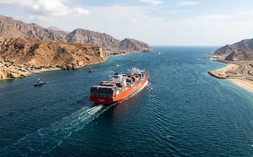 Через Ормузський пролив знову проходять комерційні судна