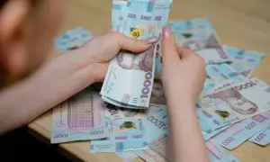 Средняя зарплата в Украине за год выросла на 24,5%: где платят больше всего