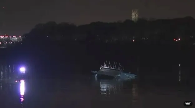 Недалеко от Антверпена затонуло судно и загрязнило реку