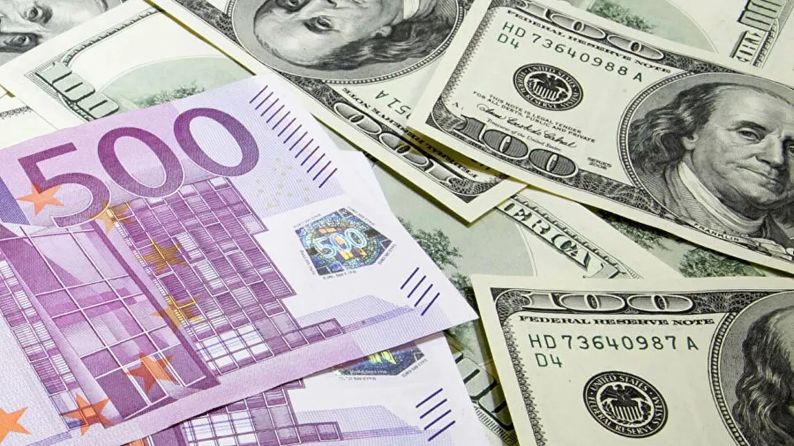 Курс валют в Україні 5 травня: долар і євро дешевшають в обмінниках