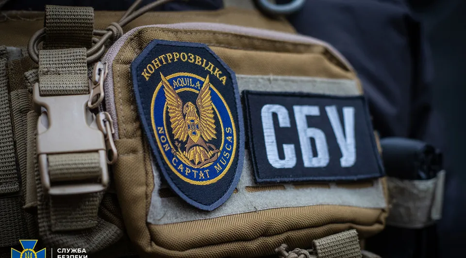 Фото: у Дніпрі викрили шахрайські кол-центри, вилучили комп’ютери і зброю
