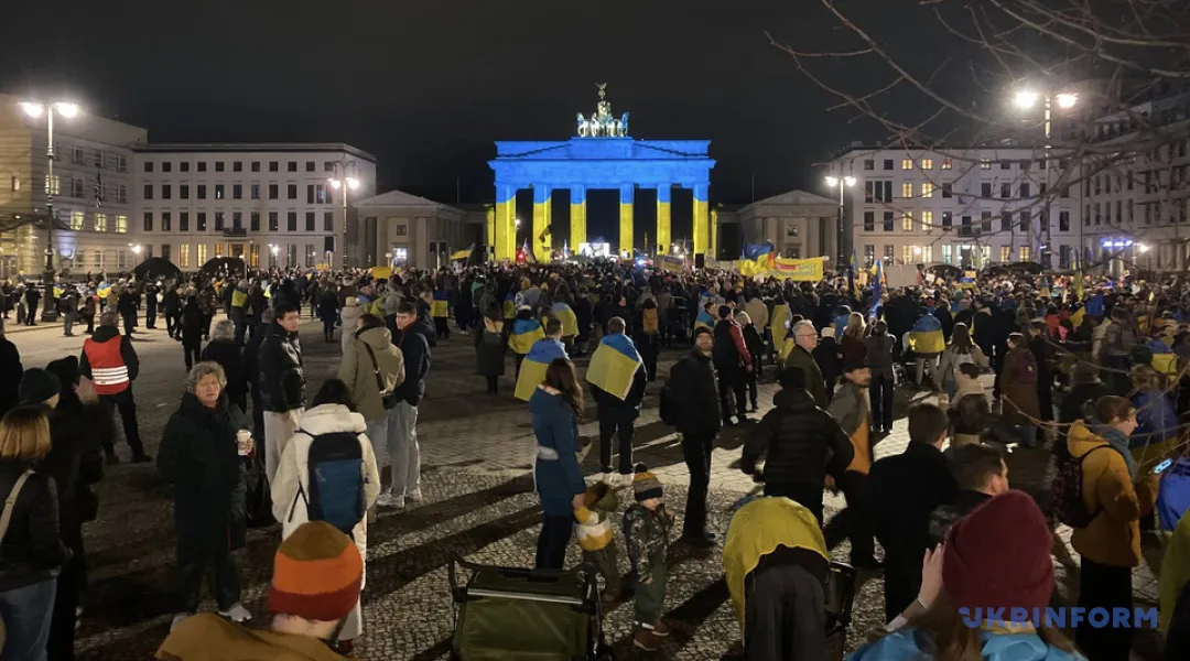 Бранденбурзькі ворота у Берліні підсвітили синьо-жовтими кольорами солідарності
