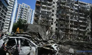 Зеленский посетил место попадания российской ракеты в Дарнице — видео