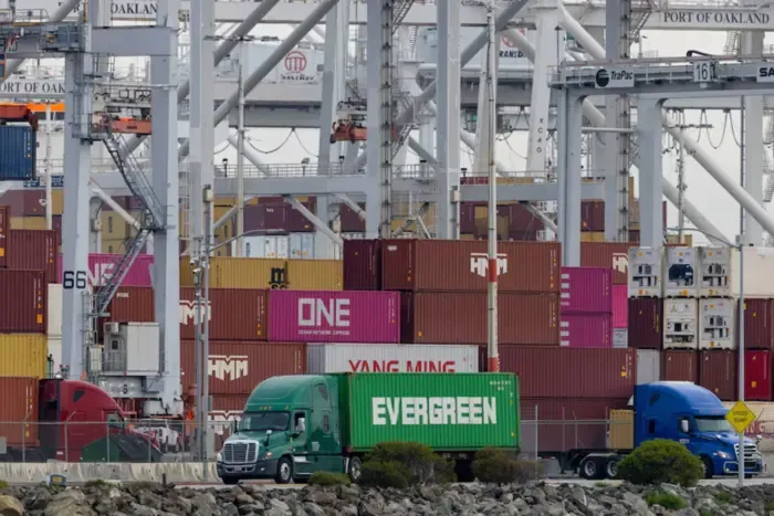 США ввели нове імпортне мито і готують його підвищення