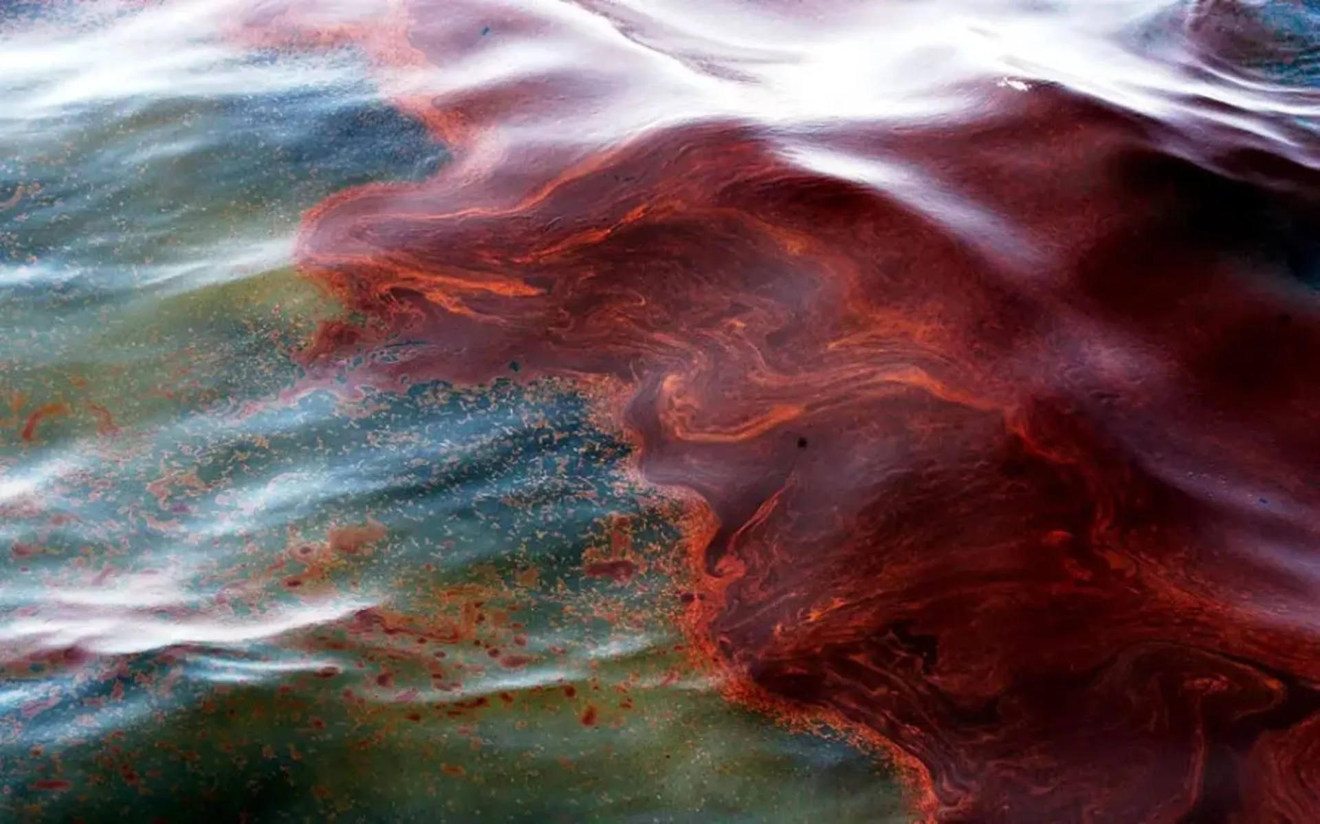 В Азовському морі утворилася 3-кілометрова нафтова пляма