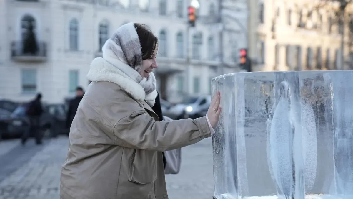 Розтопи лід і знайди серце: інтерактивна інсталяція на Софійській площі (Фото)