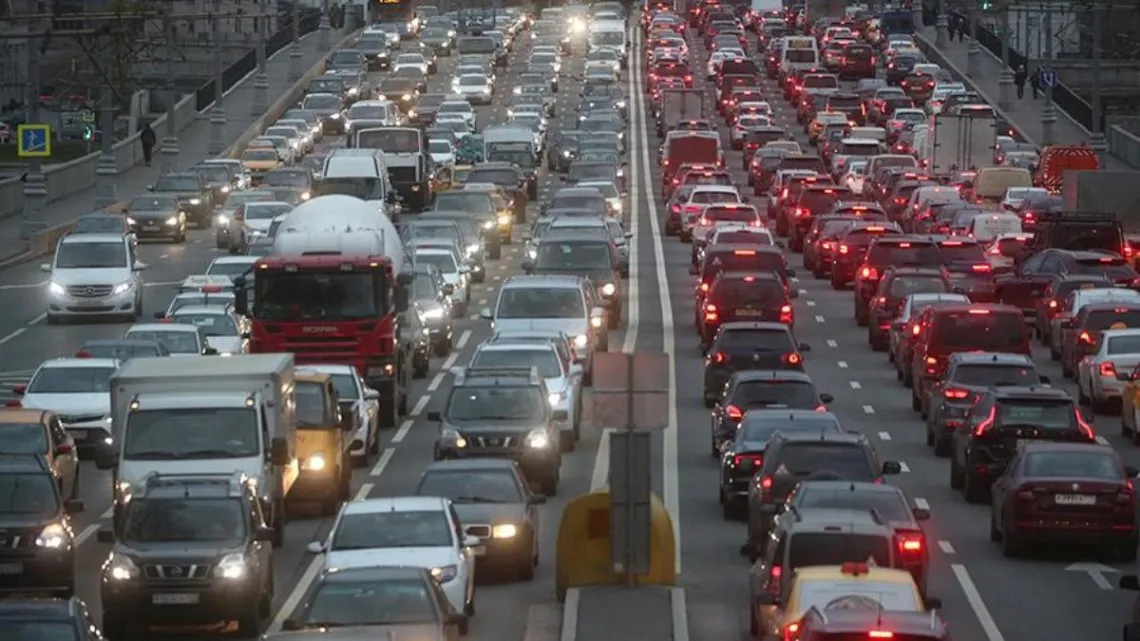 Video: Nighttime shelling caused a traffic gridlock in Kyiv