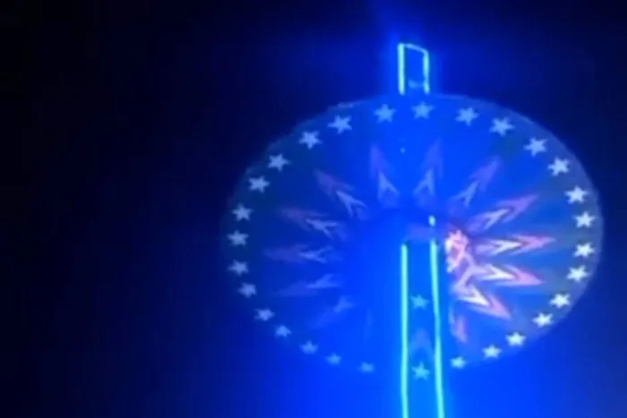 Відео: Атракціон з людьми обвалився під час фестивалю в Індії