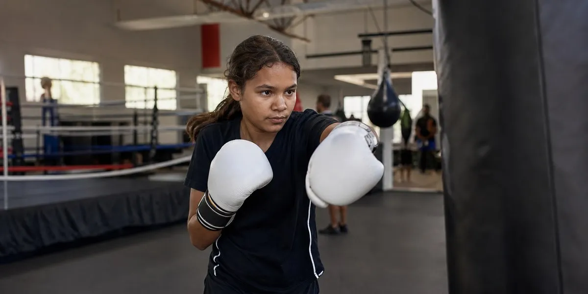 12-летняя боксёрша из Австралии прошла тренировочный сбор в AIS — ABC News Australia