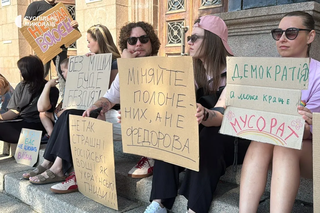 Film: W Kijowie odbywa się protest z wykorzystaniem kartonowych plakatów przeciwko zwolnieniu Fedorowa