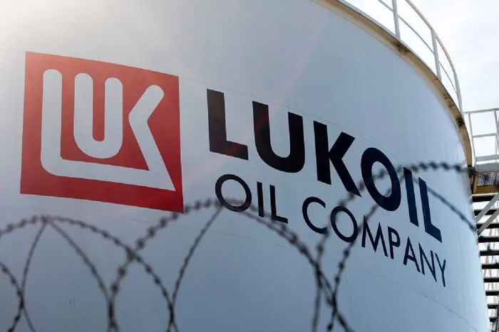 Після санкцій США Болгарія конфіскувала активи «Лукойлу», Сербія хоче компанію «Газпрому»