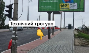 Фото: у Києві горить дерев’яний будинок, вогонь поширюється на сусідні будівлі