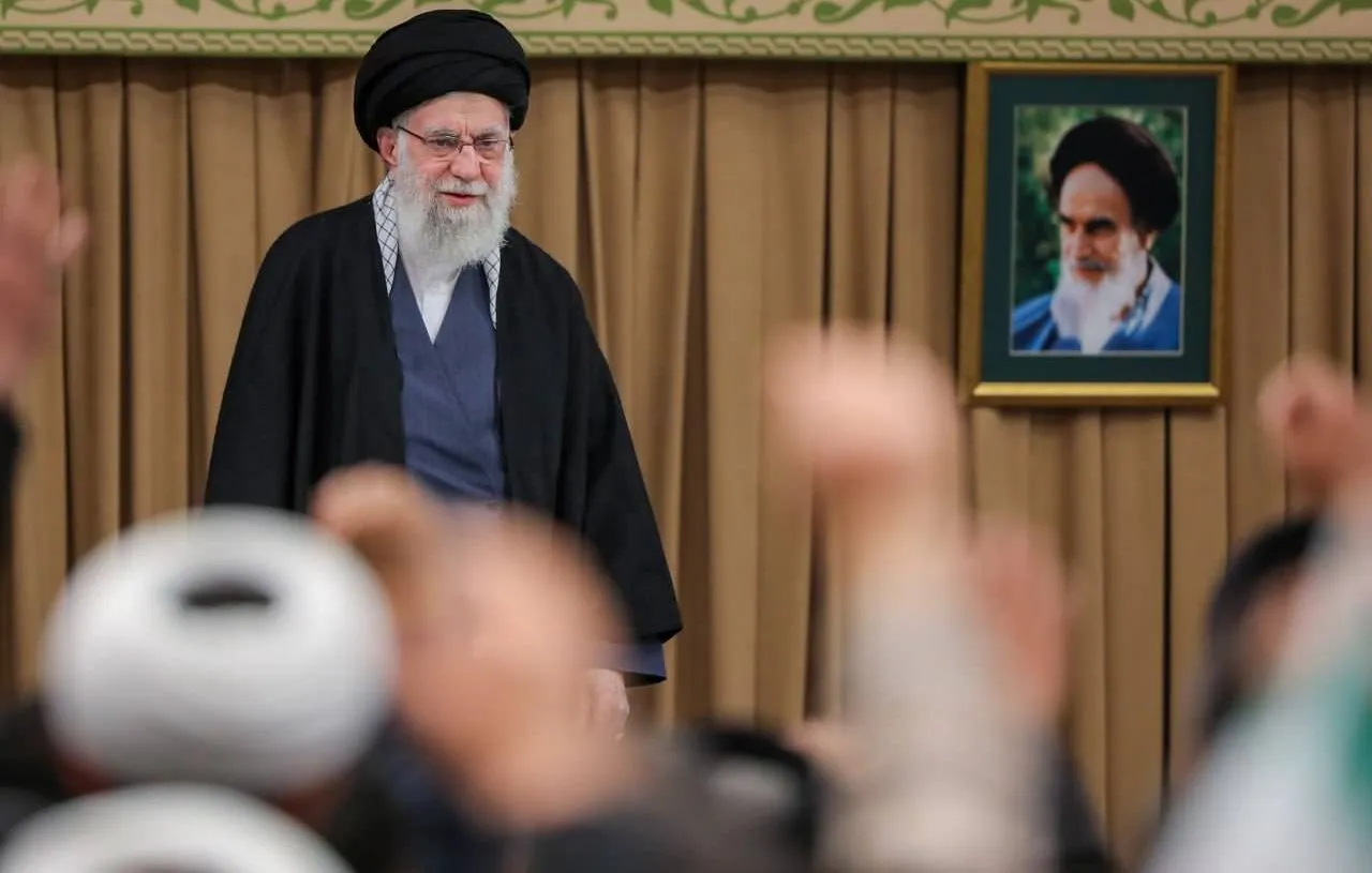 Аятола Хаменеї сховався у бункері під Тегераном через побоювання ліквідації