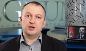 Фото:  в Києві під час повторної атаки дрона загинув медик, понівечена карета швидкої