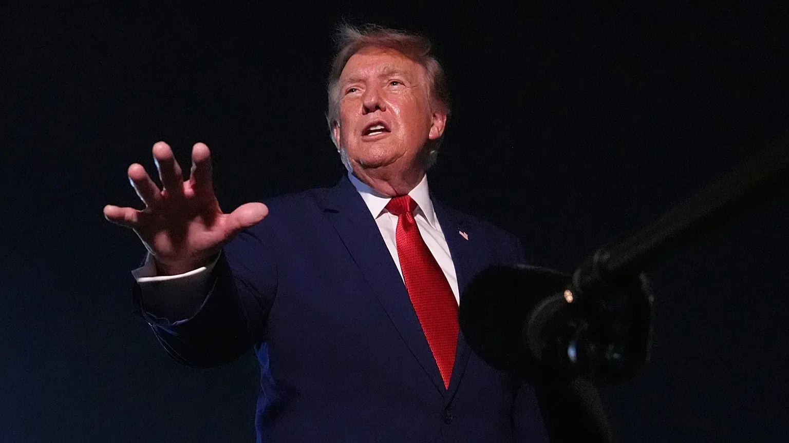Senność, siniaki i obrzęki: lekarz stwierdził pogorszenie stanu zdrowia Trumpa