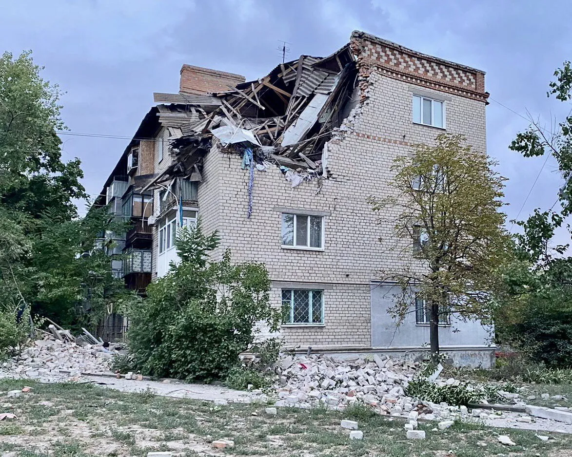 РФ атакувала Нікопольський район дронами, пошкоджено багатоквартирний будинок