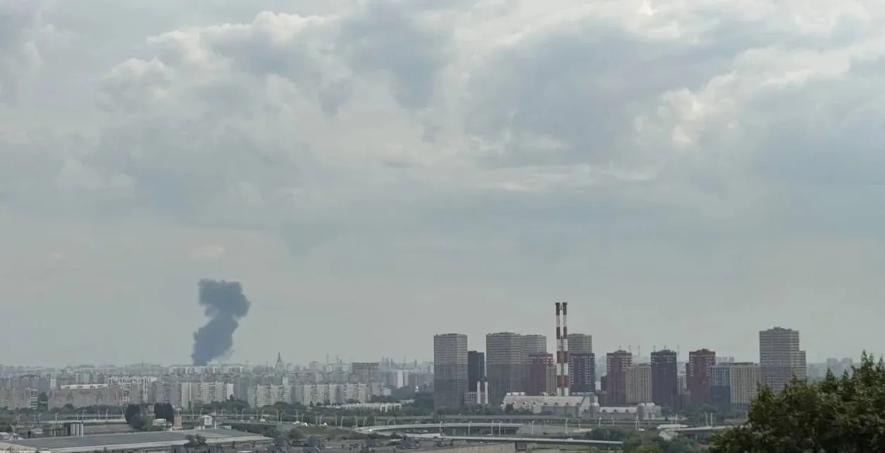 Видео: возле нефтеперерабатывающего завода «Капотня» в Москве произошёл пожар