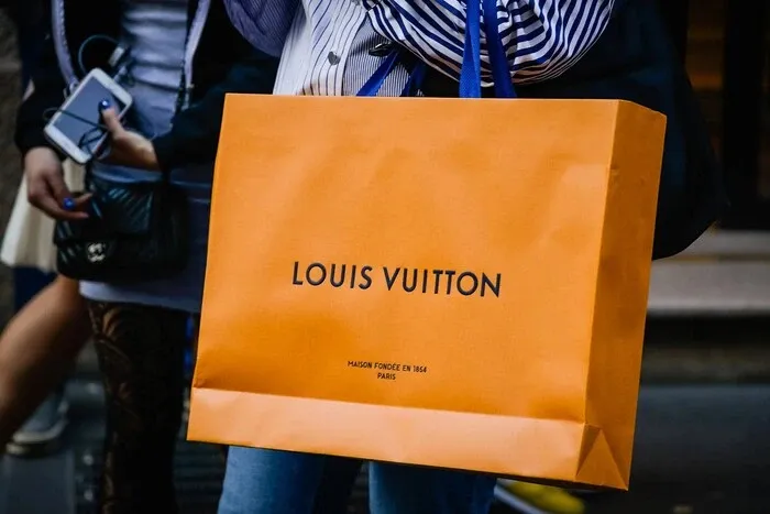 Адвокат побив киянку пакетом Louis Vuitton і уникнув покарання