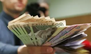 Средняя зарплата в Украине за год выросла на 24,5%: где платят больше всего