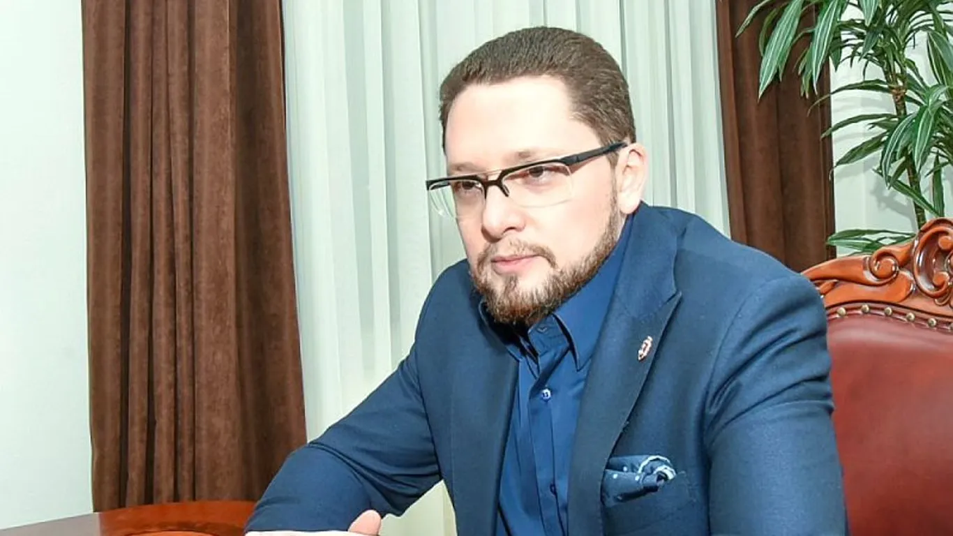 Wraz z Werbyckim przed wojskiem ukrywa się, podając się za doktoranta Politechniki w Odessie, były zastępca Trukhanowa, Wugelman