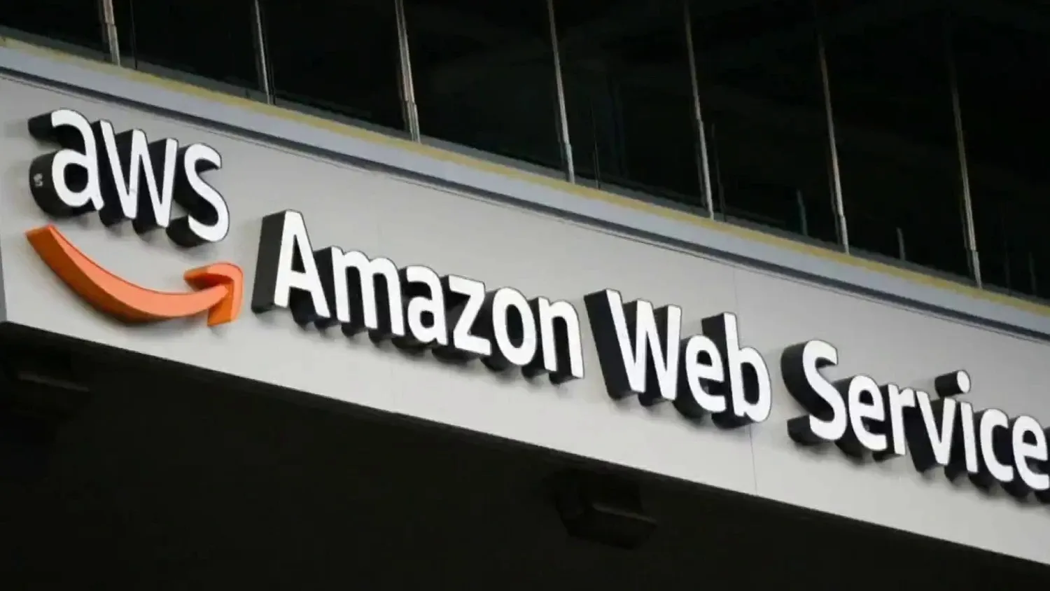 Збій Amazon Web Services: причини, хто постраждав і що робити далі