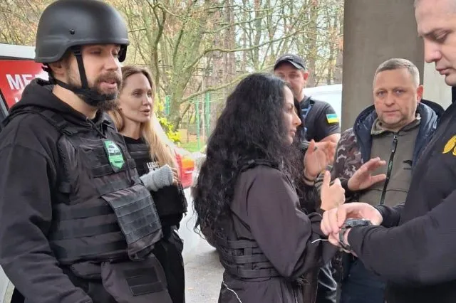 Водій Анджеліни Джолі потрапив у ТЦК