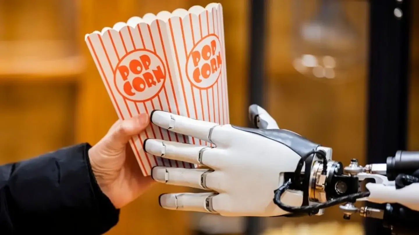 Tesla показала робота Optimus у Берліні, який роздавав попкорн