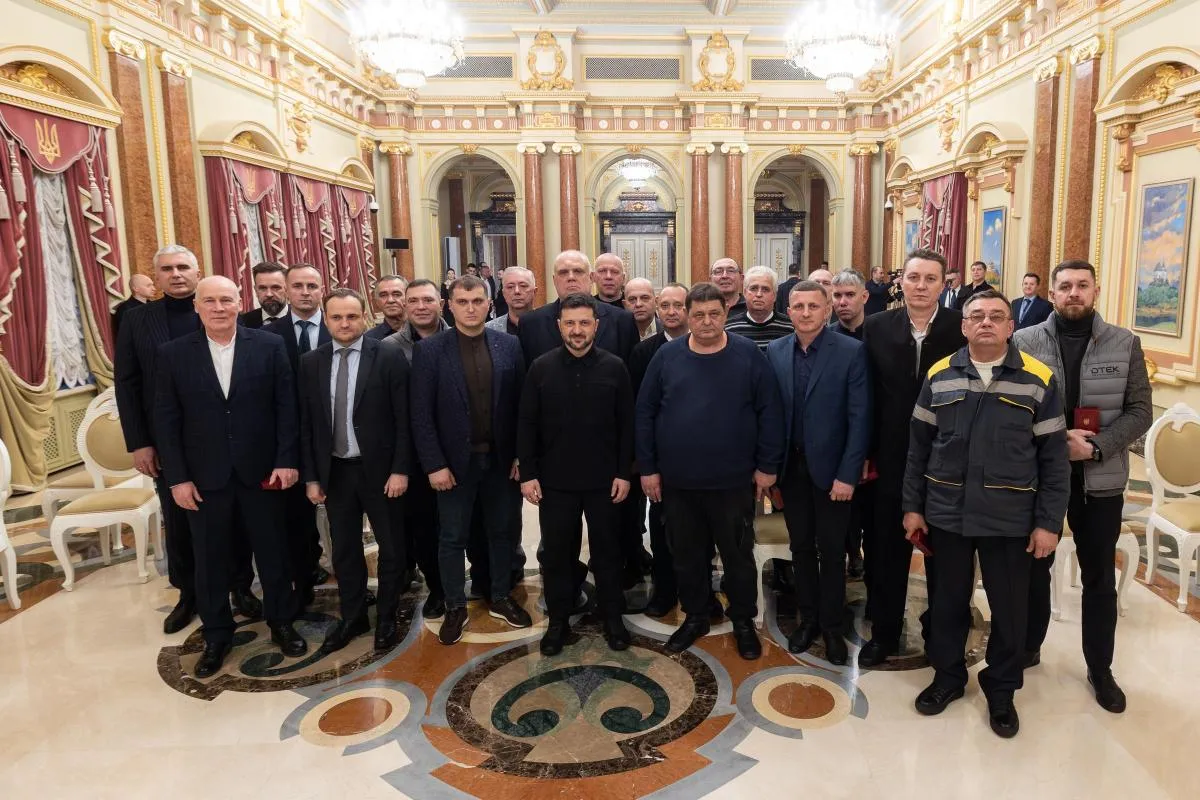 Зеленський нагородив енергетиків ДТЕК за відновлення світла після обстрілів