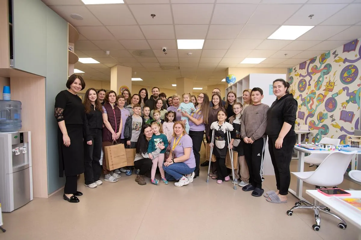 В Охматдиті відновили зруйнований російською ракетою освітній простір Школи Супергероїв