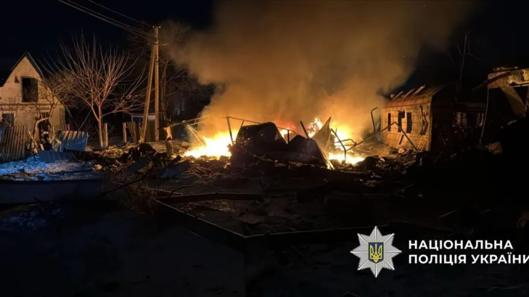 Масована атака РФ по Київщині: пошкоджено багатоповерхівку та приватні оселі, є загиблий