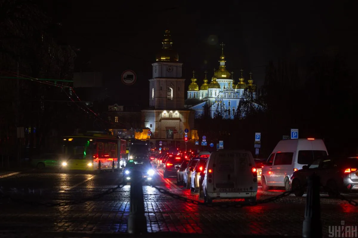 «Спимо в шапках і гріємо цеглу», як українці переживають найважчу зиму війни
