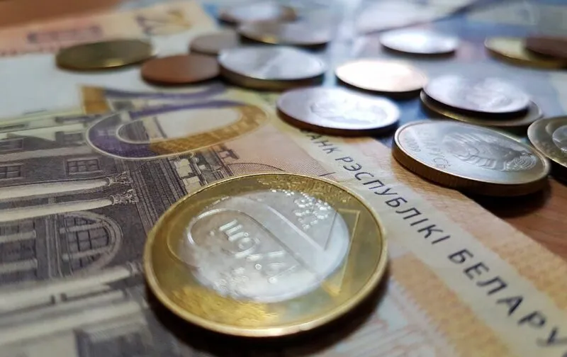 Білорусь закладає дефіцитний бюджет на тлі економічної кризи та залежності від рф, — СЗРУ