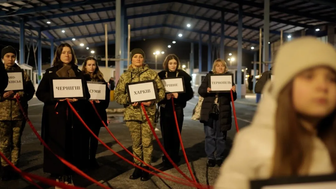 У пункті пропуску «Рава-Руській» створили живу інсталяцію на знак єдності та спротиву