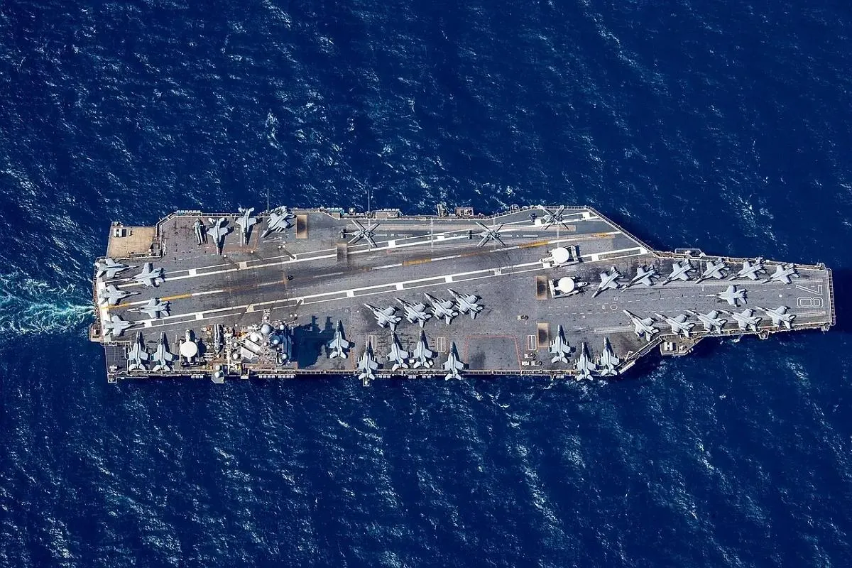 USS Abraham Lincoln вимикає радари, щоб вижити