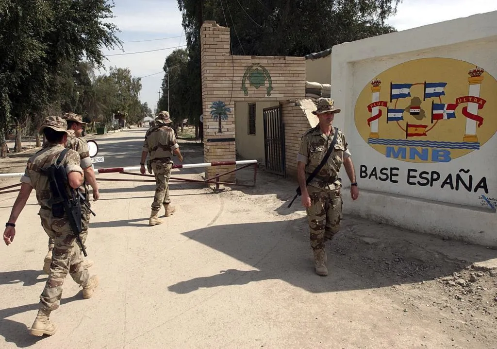 Майже 100 іспанських військових вивезли через обстріли