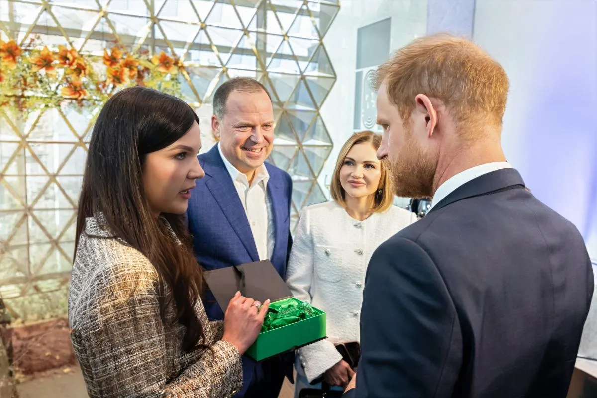 Принцу Гаррі в Україні вручили пам’ятний подарунок від UPG