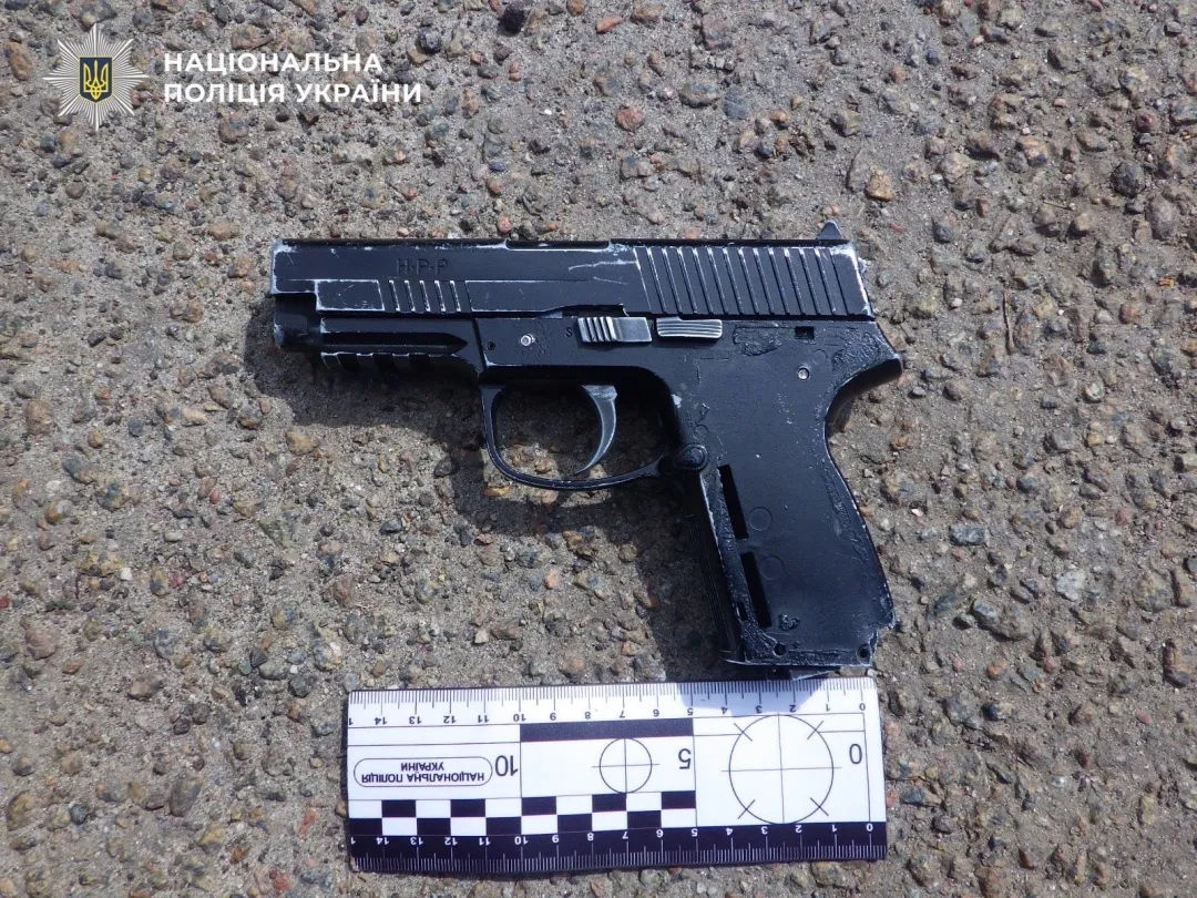 У Києві п'яний чоловік розгулював із пістолетом і погрожував перехожим