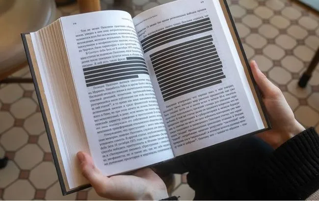 У рф книжкову індустрію охопила системна цензура з використанням чорних смуг